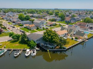 202 E Shore Rd, Lindenhurst, NY 11757