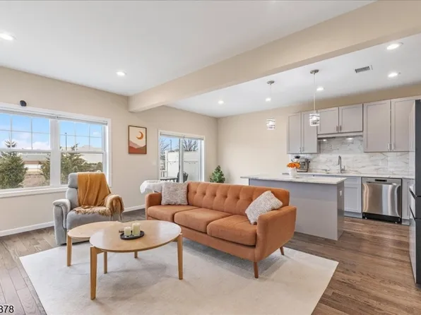 100 Valerie Dr, Manville Boro, NJ 08835