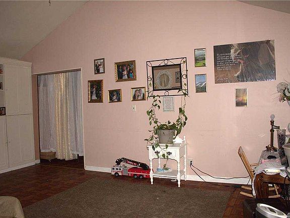 3rd image of 387 Long Island Ave