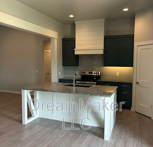5225 E Maple Rd — Photo 3