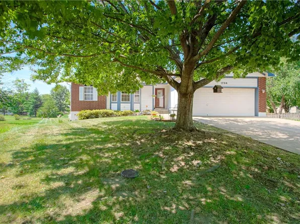 1704 Wildhorse Ct, Raymore, MO 64083