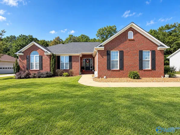 118 Saint Martin Dr, Rainbow City, AL 35906