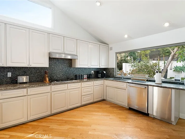1447 N Kings Rd — Photo 10