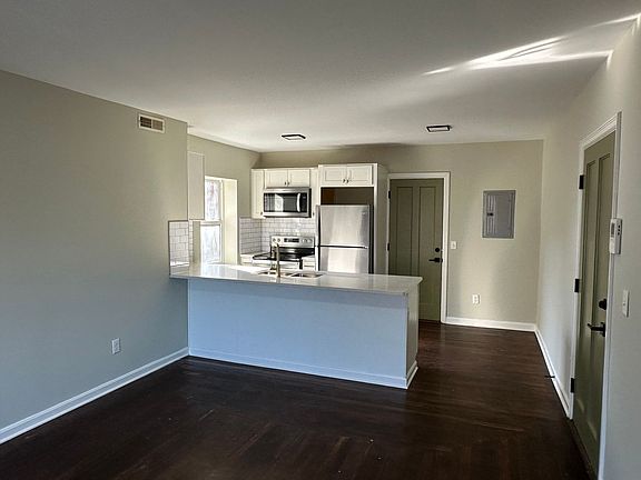 4th image of 2621-2623 Woodburn Ave #102