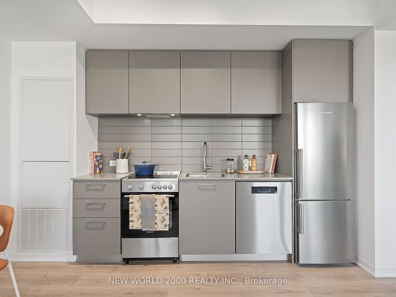 5th image of 101 Roehampton Ave #1613