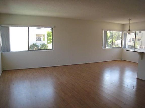4th image of 13203 Moorpark St