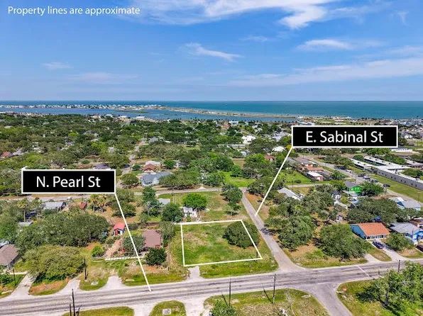 702-710 E Sabinal St, Rockport, TX 78382
