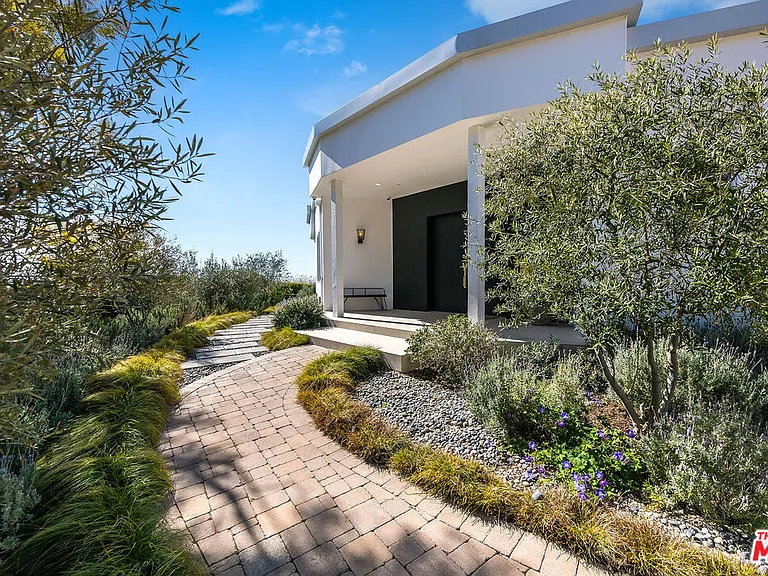 580 Chalette Dr — Photo 5