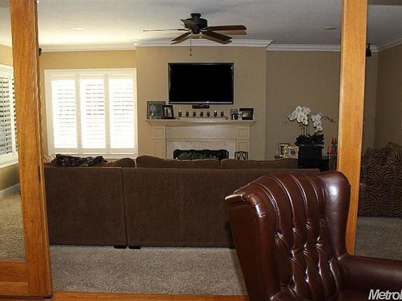 3rd image of 646 W Mariposa Ave