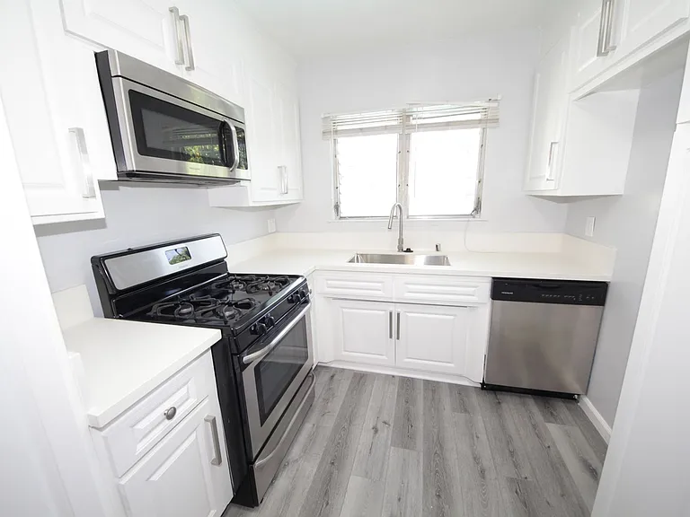 The Royalton Apartments — Photo 5