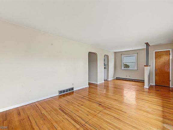 4th image of 424 Tompkins Ave