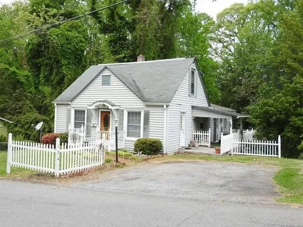 124 Chatham Dr, Elkin, NC 28621