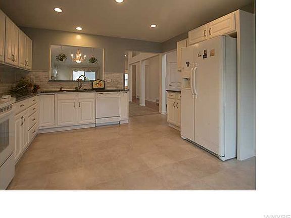 4th image of 54 Lord Byron Ln