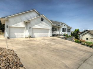642 Middle Valley Dr, Rapid City, SD 57701