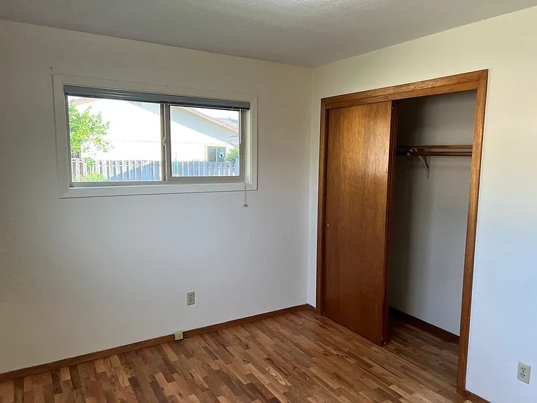 1650 & 1652 NW Vale Ct — Photo 6