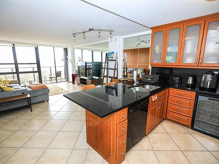 600 NE 36th St #710 — Photo 7