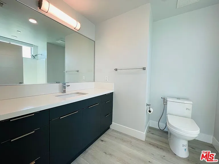 14612 Calvert St #401 — Photo 15