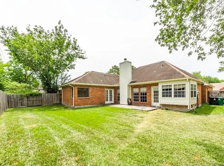 1207 Boulderwoods Dr — Photo 2
