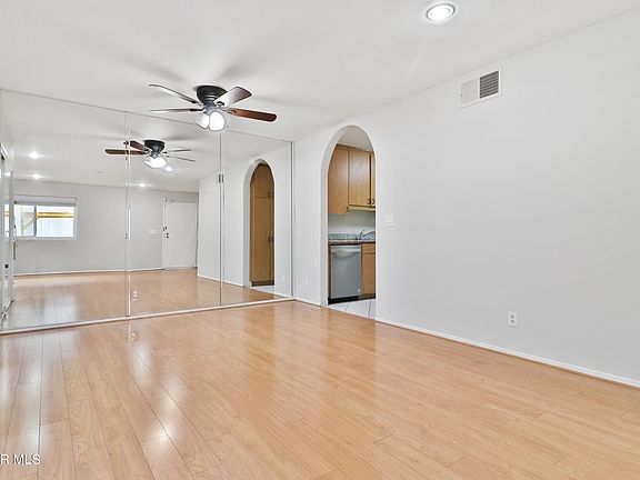 5th image of 22131 Burbank Blvd Unit 4