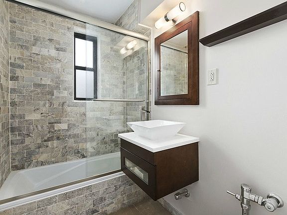 5th image of 2550 Independence Ave APT 4T