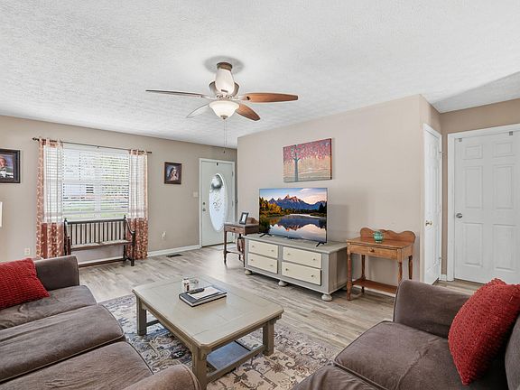 5th image of 317 Middle View Dr