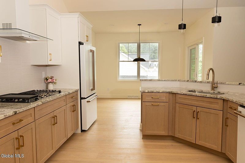 4th image of 105 Maxwell Road