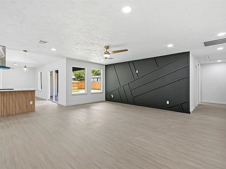 25402 Thistlewaite Ln — Photo 12