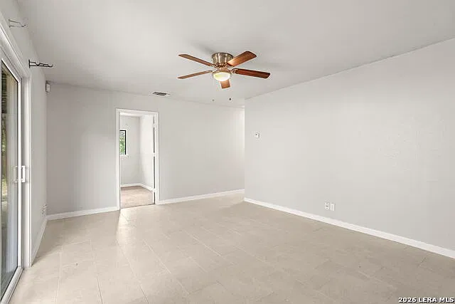 3 bed, 1.0 bath, 915 sqft, $1,350 — Photo 4
