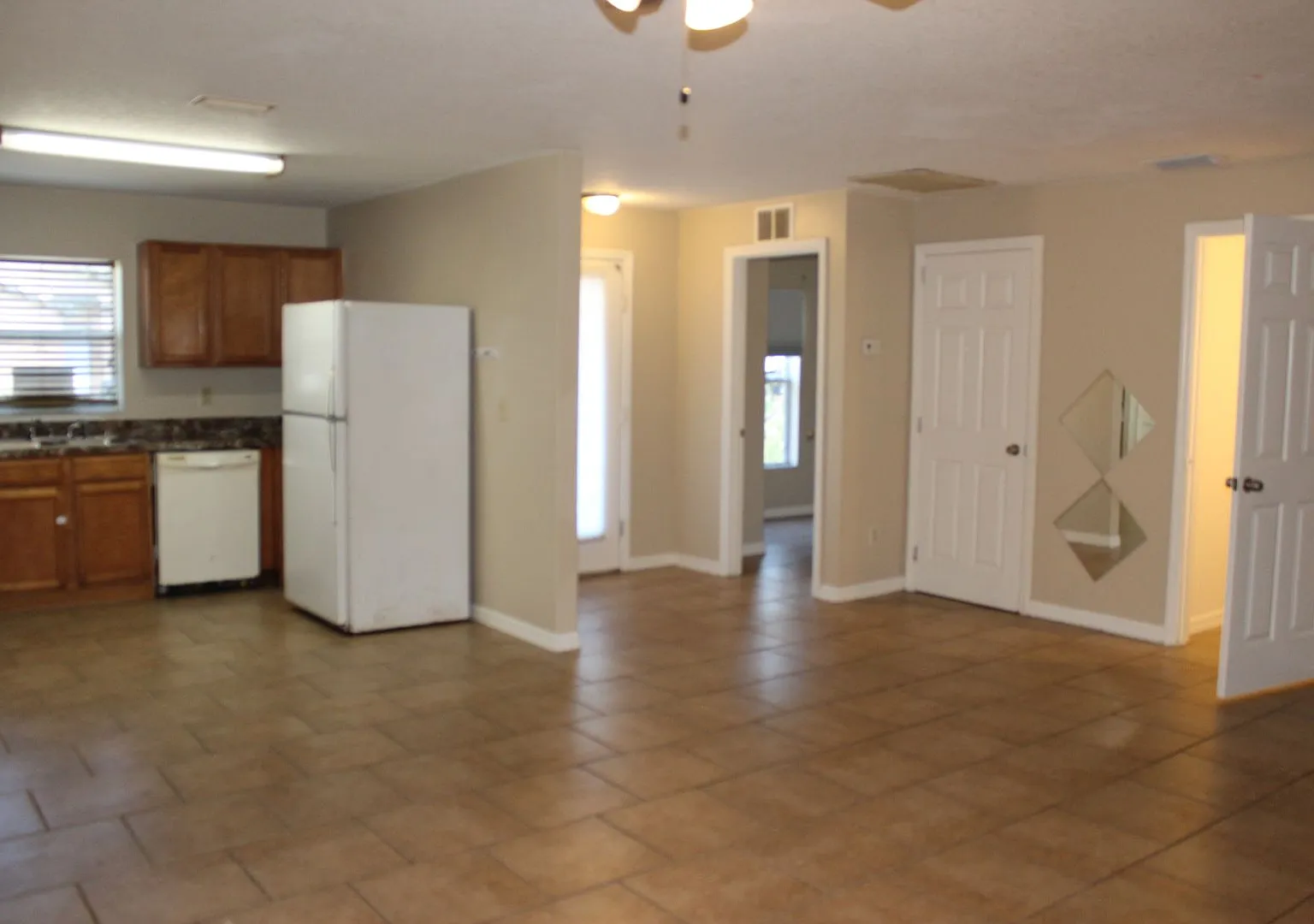 3 bedroom home with partial fenced yard — Photo 2