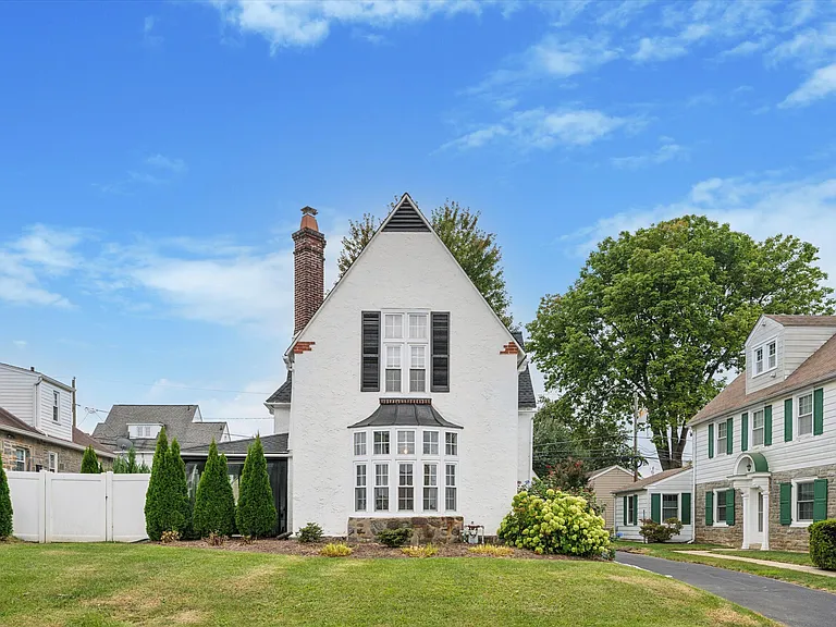 504 Gainsboro Rd — Photo 1