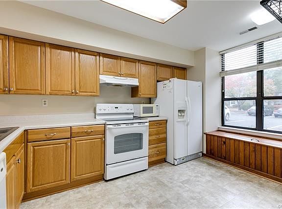 2nd image of 2908 Woodbridge Crossing Dr