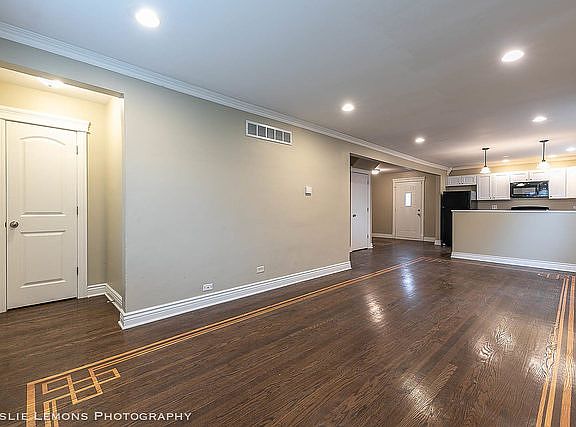 3rd image of 7636 S Artesian Ave