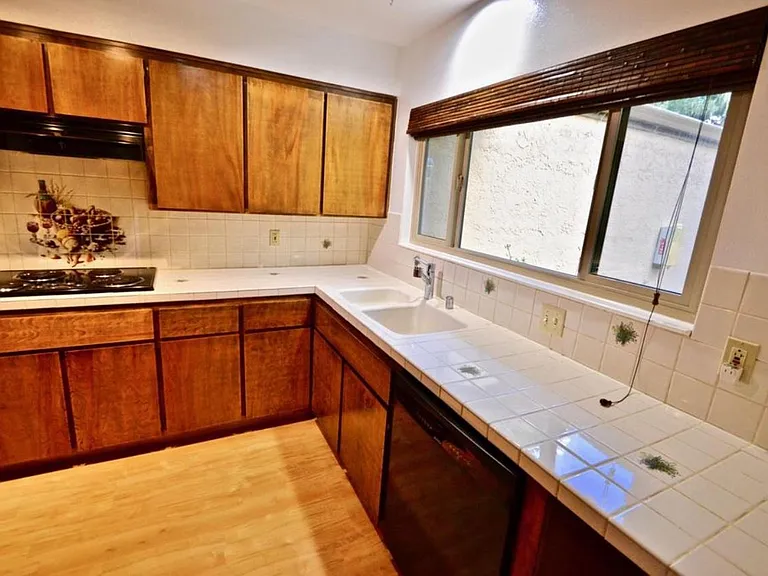 99 Montsalas Dr — Photo 8