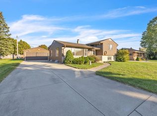 1626 S 165th St, New Berlin, WI 53151