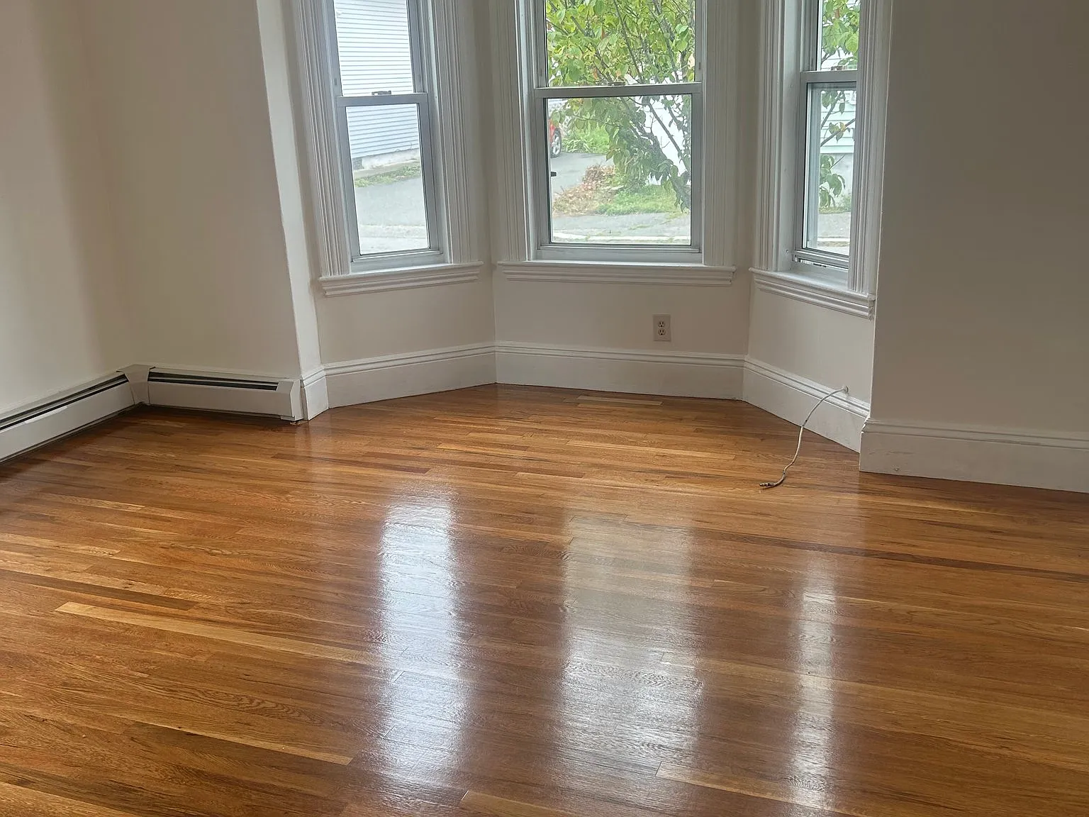Bright Updated Beverly Apartment with Hardwood Floors & In-Unit Laundry — Photo 4