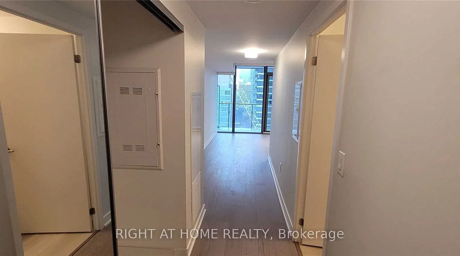 11 Wellesley St W — Photo 2