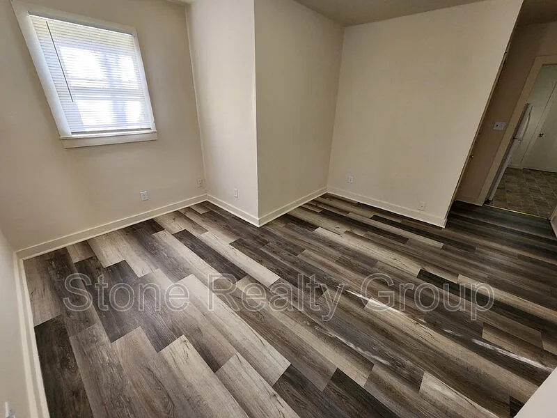 3 bed, 1.0 bath, $750 — Photo 2