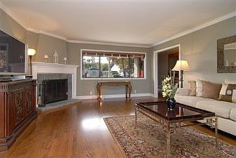 Living room :: 16 W. Summit Dr