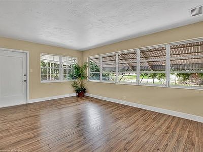 4th image of 909 Hollyhock Ct