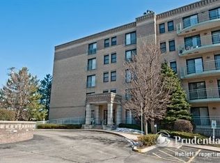 4747 Howard St APT 106A, Skokie, IL 60076