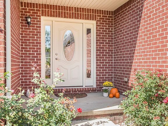 4th image of 725 W Castlebury Cir
