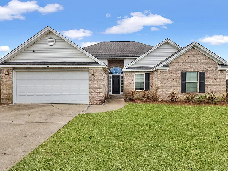 110 Auburn Cir — Photo 1