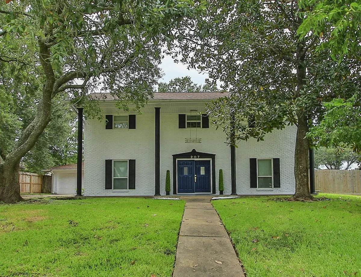 3 bed, 2.0 bath, 2235 sqft, $3,200 — Photo 1