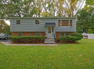 40 Parkwood Dr, Clifton Park, NY 12065