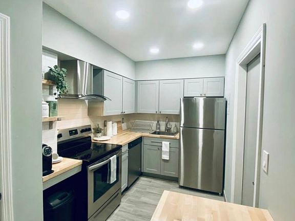 3rd image of 2426 SE 17th St APT 103A
