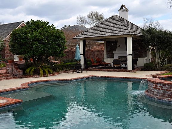 4th image of 6 Glen Oaks Dr