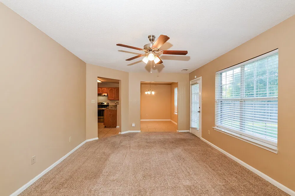 3 bed, 2.0 bath, 1252 sqft, $1,700 — Photo 4