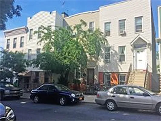 Sold by Cushman & Wakefield Realty of Manhattan LLC | media 3