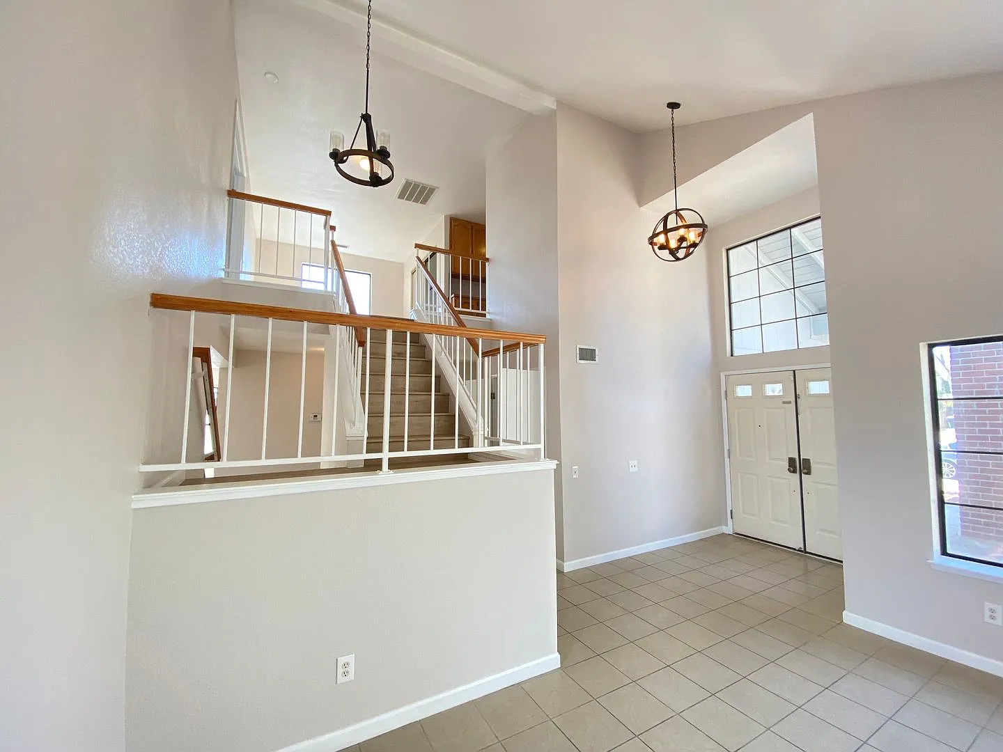 Upgraded Large 4 Bedroom Home on Cul-de-sac — Photo 4