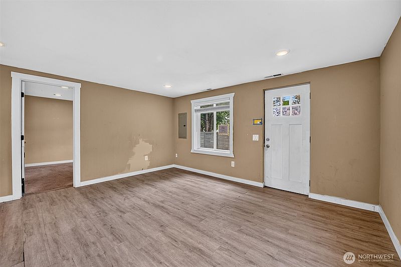 4th image of 512 133rd Street S